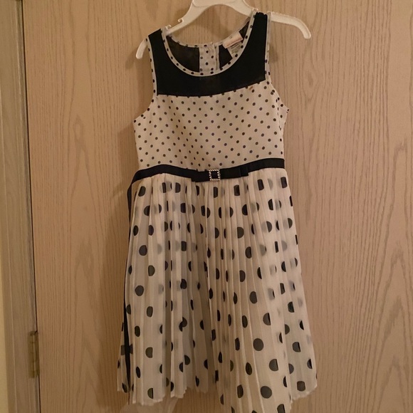 Dresses - Picture 6 of 8